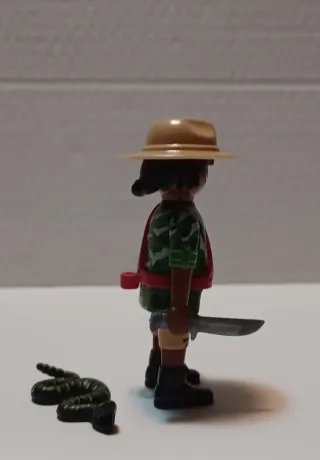 Playmobil explorador con serpiente y machete