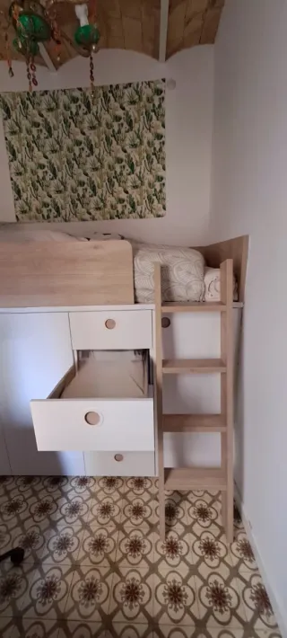 Litera con armario y escalera