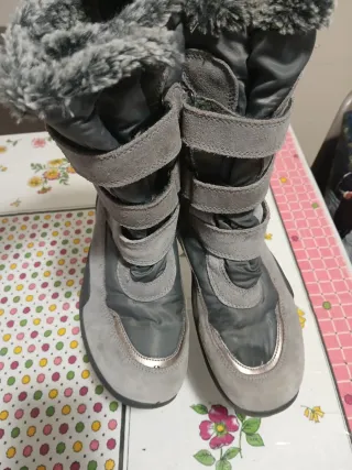 Stivali da neve grigi con pelliccia