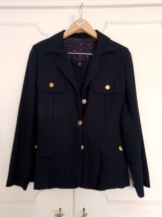 Traje chaqueta azul marino con botones dorados