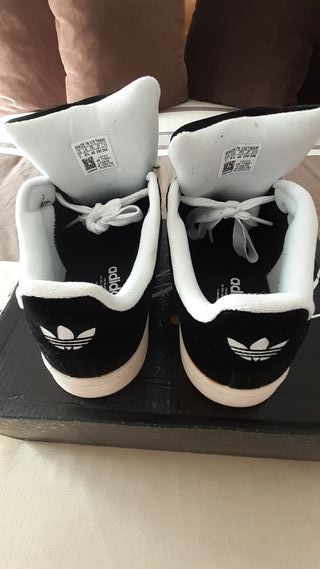 Zapatillas Adidas Negras y Blancas