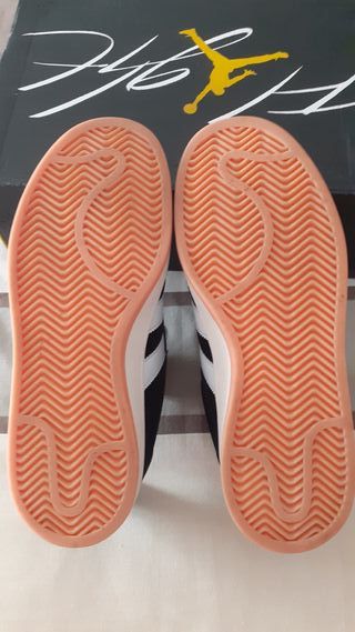 Zapatillas Adidas Negras y Blancas