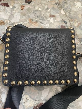 Borsetta nera con borchie dorate