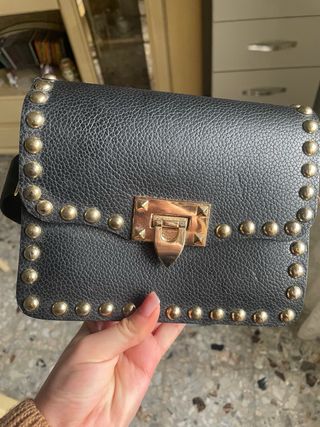 Borsetta nera con borchie dorate