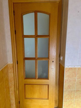 Puerta de madera sin manillas