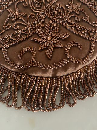 Bolso de fiesta marrón con pedrería