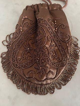 Bolso de fiesta marrón con pedrería