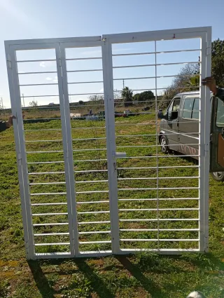 Puerta metálica blanca