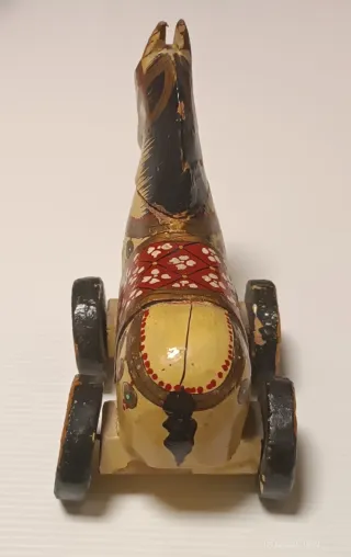 Caballo de madera artesanal con ruedas