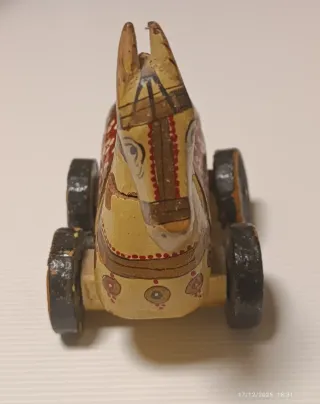 Caballo de madera artesanal con ruedas