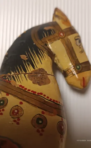 Caballo de madera artesanal con ruedas