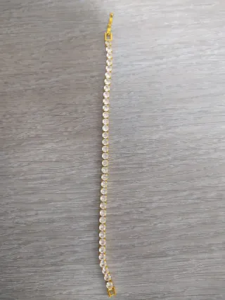 Pulsera con circonitas dorada