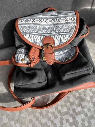 Mochila estilo étnico con detalles marrones.