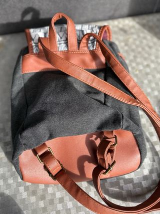 Mochila estilo étnico con detalles marrones.