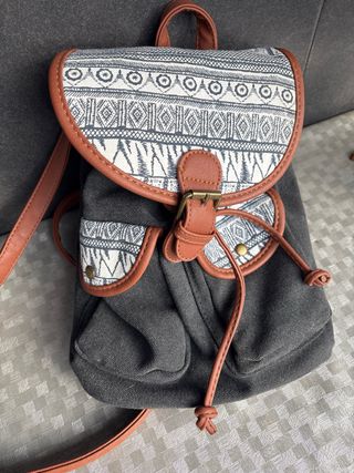 Mochila estilo étnico con detalles marrones.