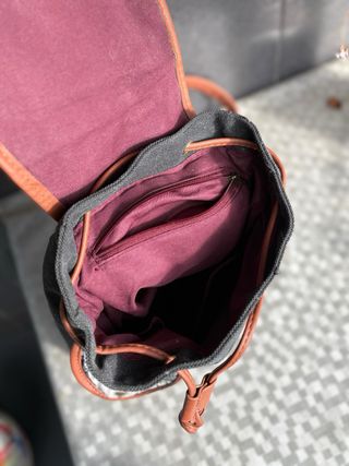 Mochila estilo étnico con detalles marrones.