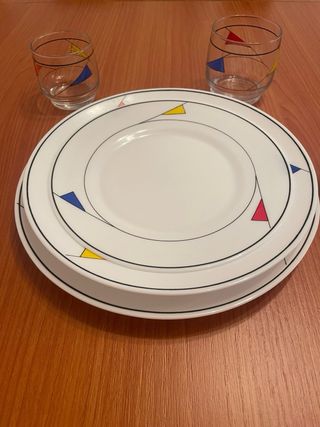 Juego de vajilla y vasos decorados