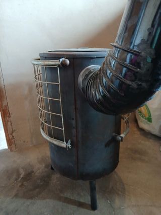 Estufa de leña metálica