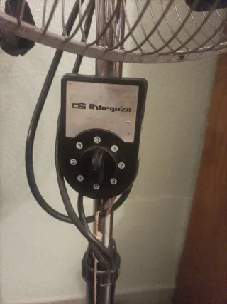 Ventilador de pie plateado y negro