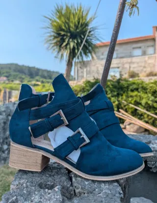 Stivali blu con fibbie