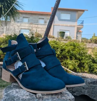 Stivali blu con fibbie