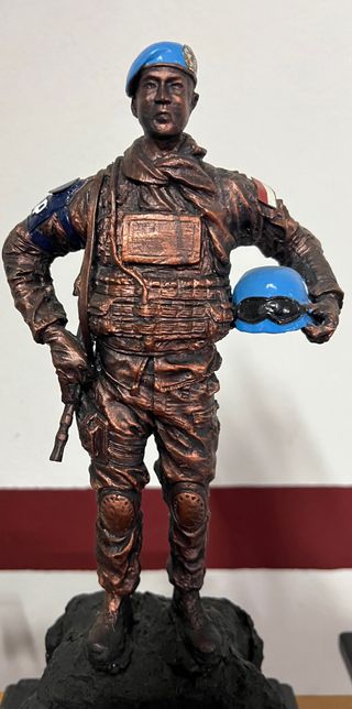 Figura militar Indonesia color Bronce