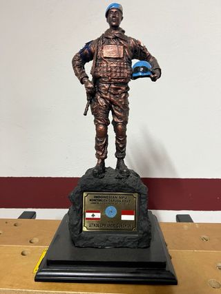 Figura militar Indonesia color Bronce
