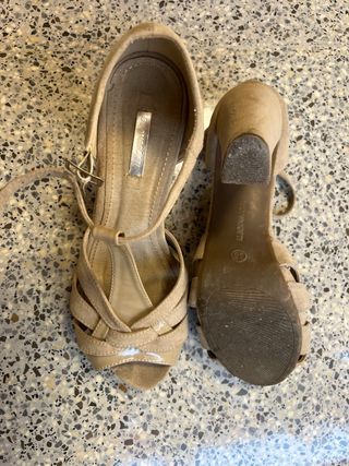 Zapatos de tacón beige