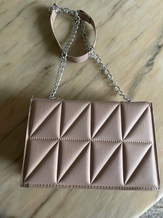 Borsetta trapuntata con tracolla a catena