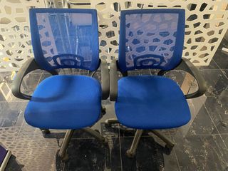 Sillas de oficina azules (2 unidades en total)