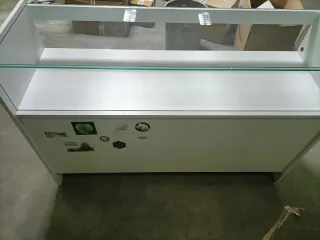 Tre banconi per negozio bianchi