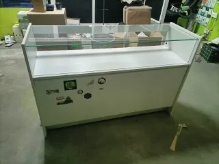 Tre banconi per negozio bianchi