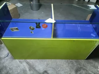 Tre banconi per negozio bianchi