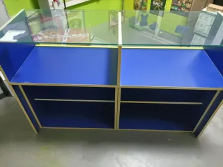 Tre banconi per negozio bianchi