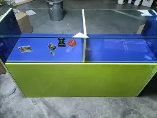 Tre banconi per negozio bianchi