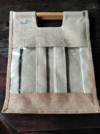 Borsa porta bottiglie in juta e legno.