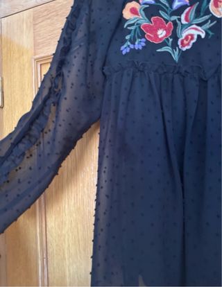 Blusa negra bordada floral