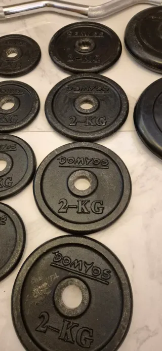 Pesas Domyos con barra y mancuernas + kettlebell