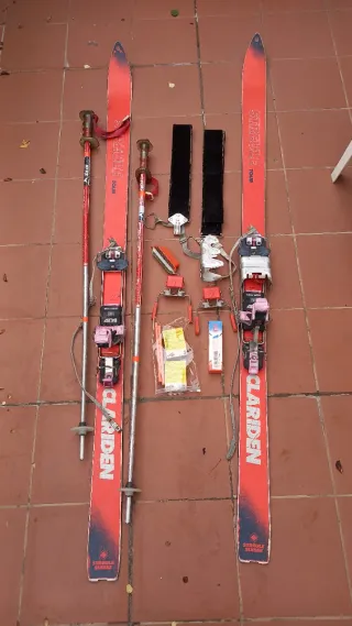 Esquís y fijaciones Travesia montaña. kit completo