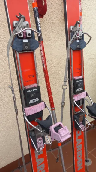 Esquís y fijaciones Travesia montaña. kit completo