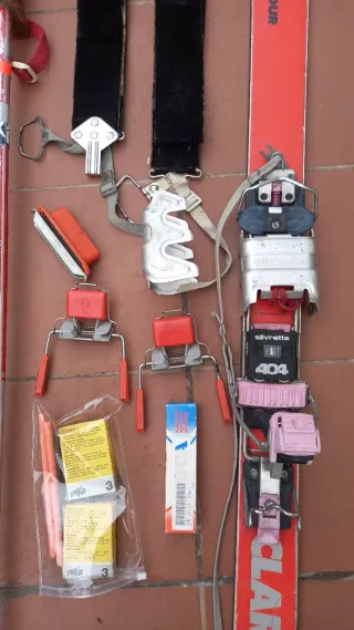 Esquís y fijaciones Travesia montaña. kit completo