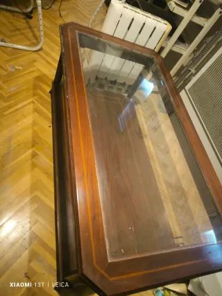 Cómoda antigua con espejo