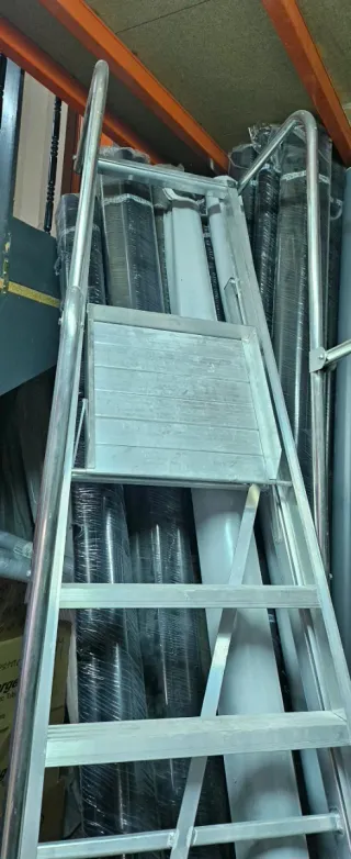 Escalera con plataforma de aluminio
