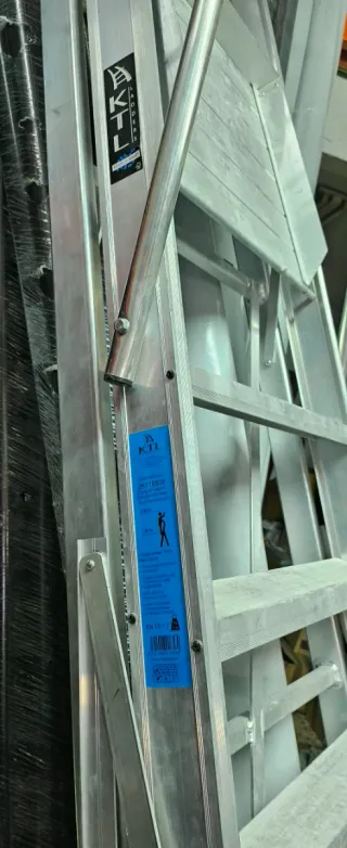 Escalera con plataforma de aluminio
