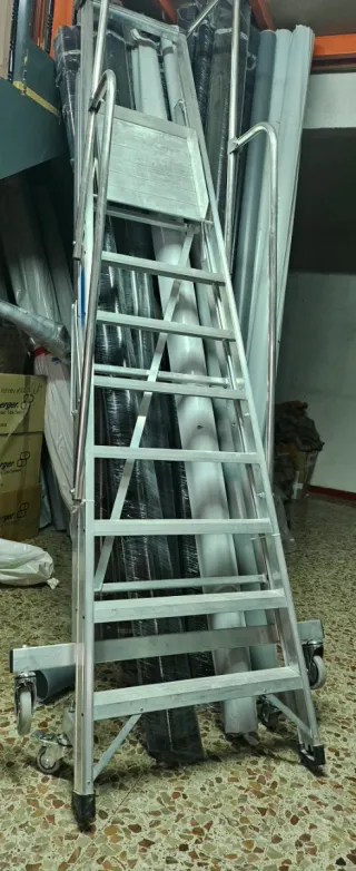Escalera con plataforma de aluminio