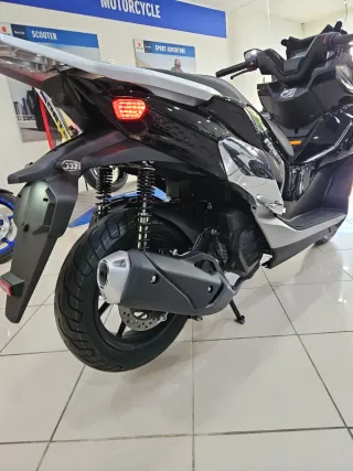 QJ MOTOR FORT 125cc Maxiscooter Automática