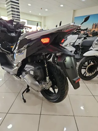 QJ MOTOR FORT 125cc Maxiscooter Automática