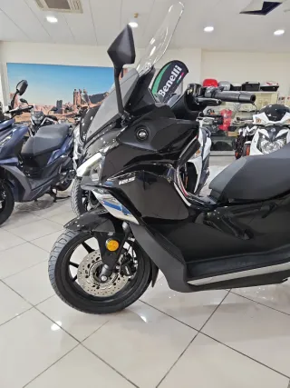 QJ MOTOR FORT 125cc Maxiscooter Automática