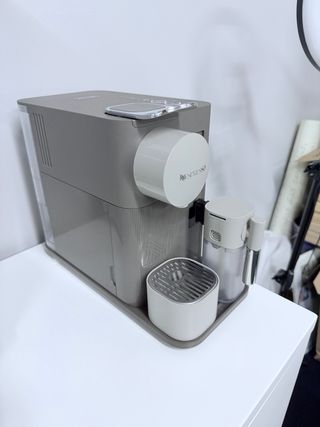 Cafetera Nespresso Lattissima One Marrón