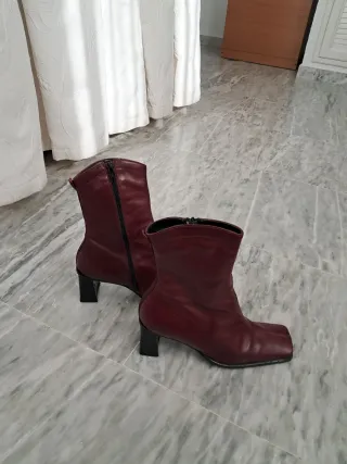 Botines de piel con tacón, color burdeos, talla 37